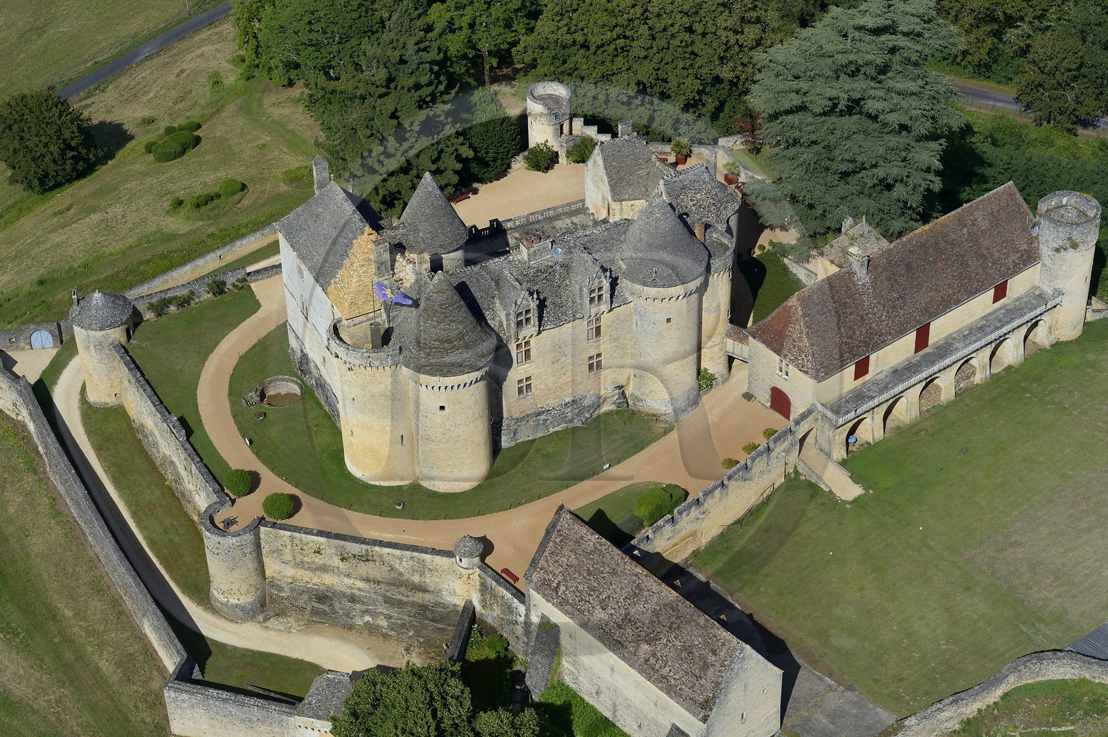 France, Dordogne (24), Périgord Noir, vallée de la Dordogne, Sainte-Mondane, le chateau de Fénelon (vue aérienne)