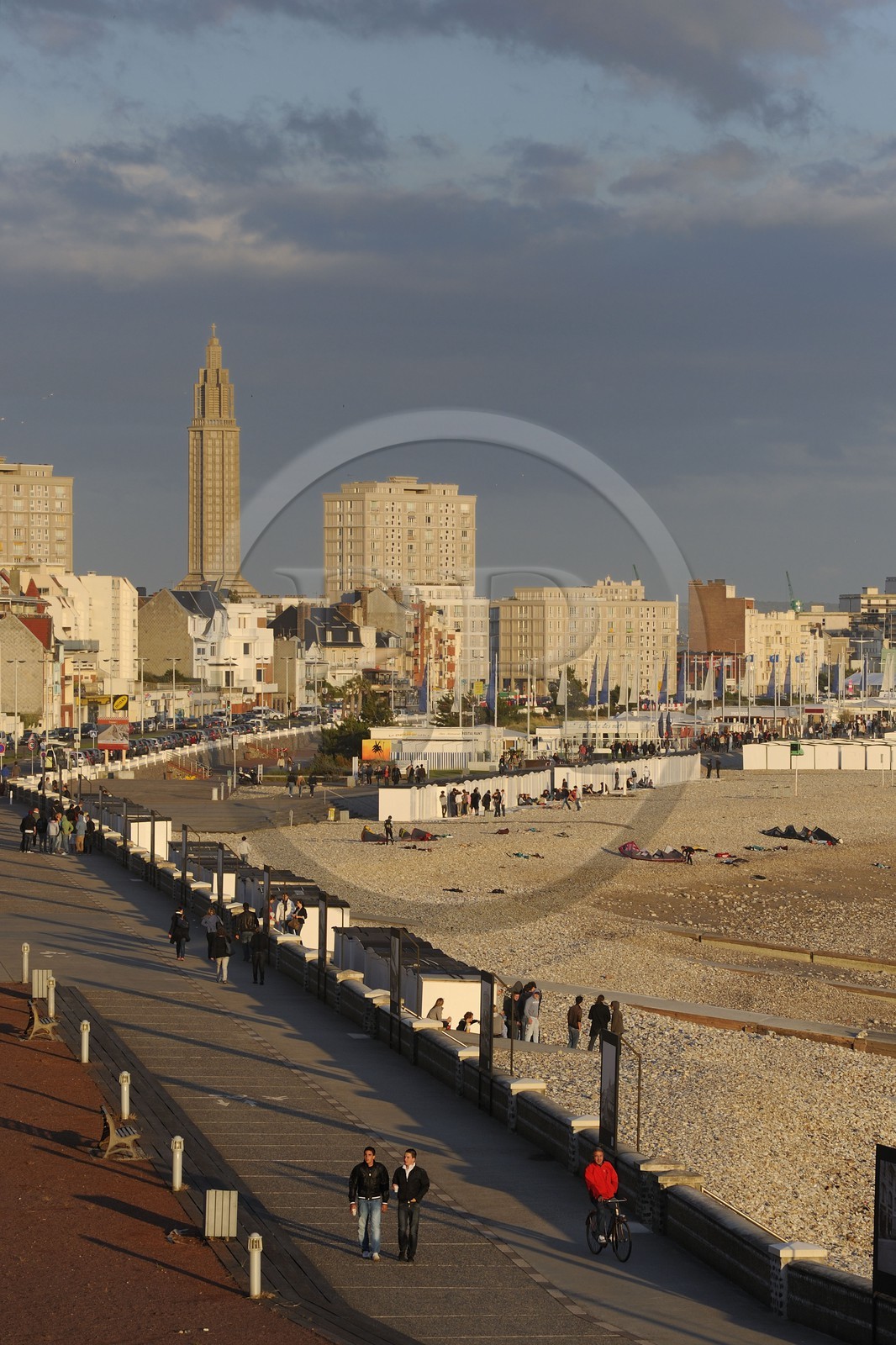 France, Seine-Maritime (76), Le Havre, classé Patrimoine Mondial de l'UNESCO, le coeur de la ville autour de la Tour Lanterne de l'église Saint-Joseph depuis Sainte-Adresse