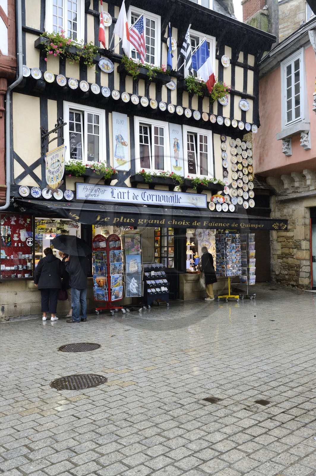 France, Finistère (29), Quimper, place Saint-Corentin, magasin faience de Quimper HB Henriot