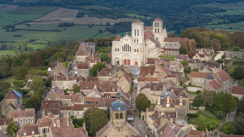 France, Yonne (89), parc naturel régional du Morvan, Vézelay, classé au Patrimoine Mondial de l'UNESCO, labellisé Les Plus Beaux Villages de France, point de départ de l'une des principales voies de pèlerinage de Saint-Jacques-de-Compostelle, la colline et la basilique Sainte-Marie-Madeleine (vue aérienne)