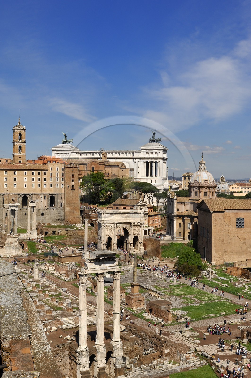 Italie, Latium, Rome, centre historique classé Patrimoine Mondial de l'UNESCO, le forum Romain, Arc de triomphe de Septime Sévère (Septimius Severus) et Vittoriano en arrière plan