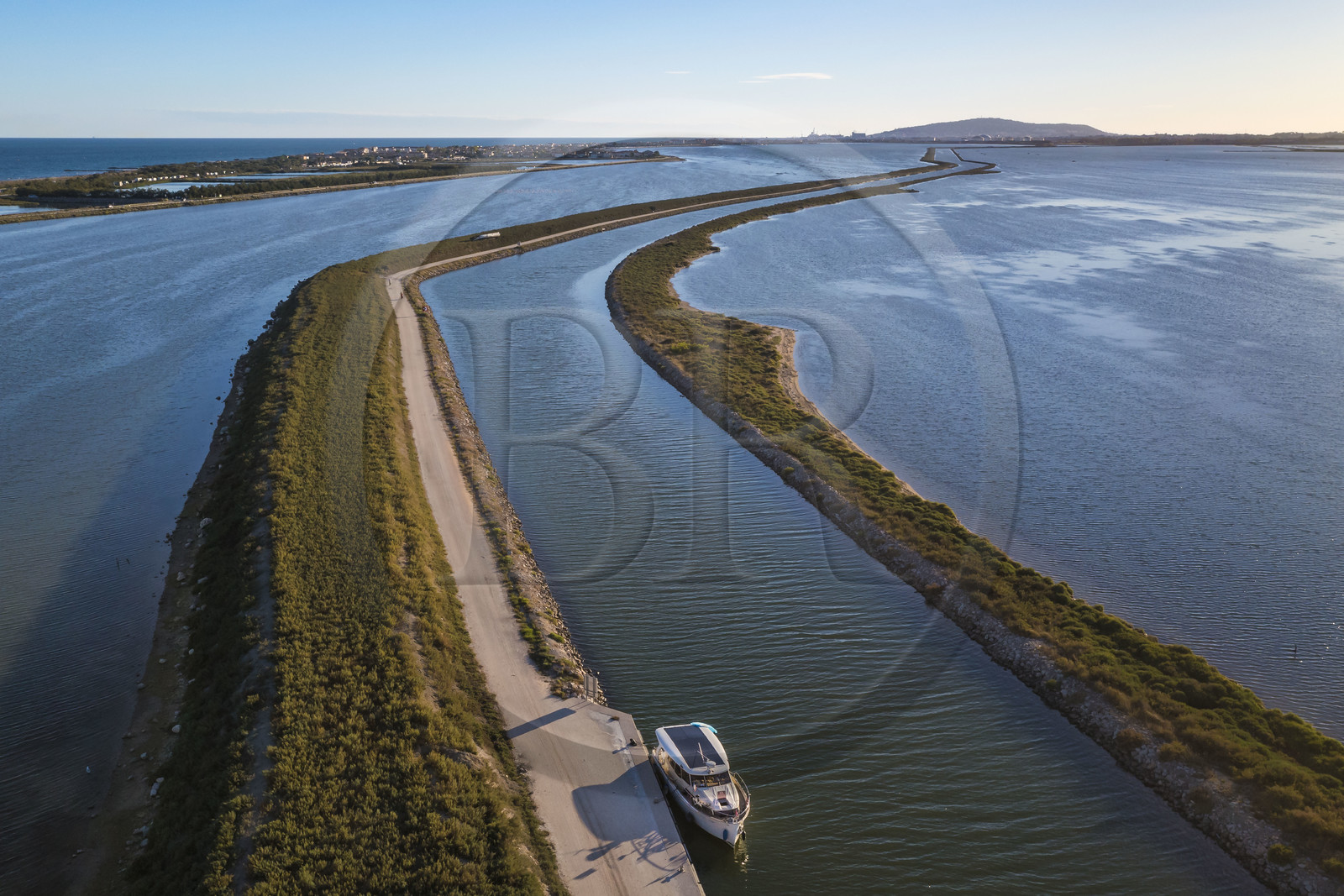 France, Hérault (34), Frontignan, bateau de plaisance sur le canal du Rhône à Sète, le Mont Saint-Clair à Sète en arrière plan (vue aérienne)