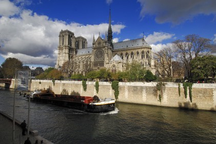 France, Paris (75), les rives de la Seine classées Patrimoine Mondial de l'UNESCO, une péniche devant la cathédrale Notre-Dame