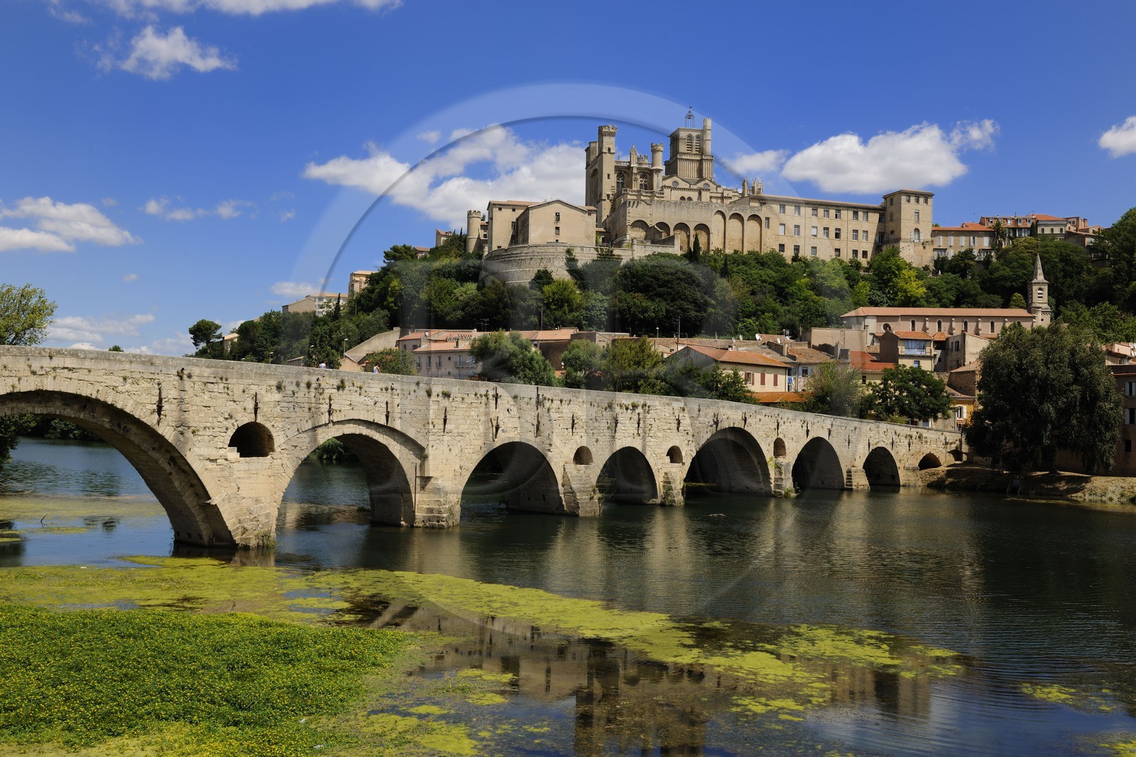France, Hérault (34), Béziers, la cathédrale Saint Nazaire et le Pont-Vieux sur la rivière Orb