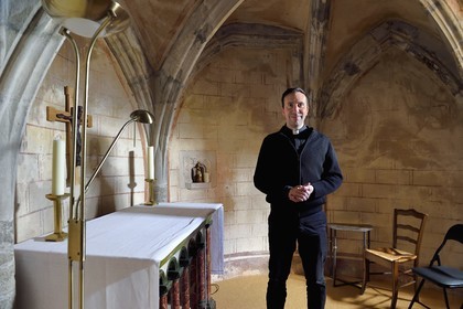 France, Haute-Loire (43), Le Puy-en-Velay, étape des chemins de Compostelle, la cathédrale Notre-Dame-de-l'Annonciation du XIIe siècle classée Patrimoine Mondial de l'UNESCO, l’abbé Nicolas Pourrat, chapelain de la cathédrale