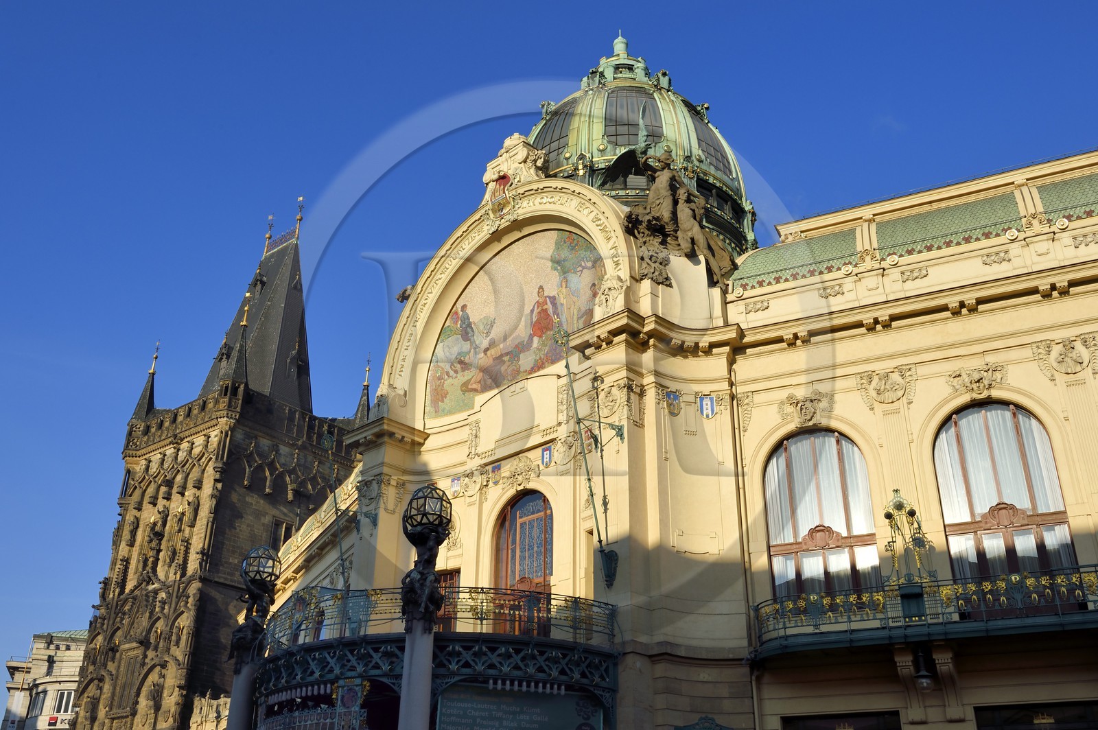 République Tchèque, Prague, centre historique classé Patrimoine Mondial de l' UNESCO, quartier de Stare Mesto, la Maison Municipale (Obecni Dum) et la Tour Poudrière à gauche