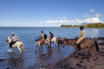 Nicaragua, Ile d'Ometepe sur le lac Nicaragua, cavaliers en randonnée en bordure du lac