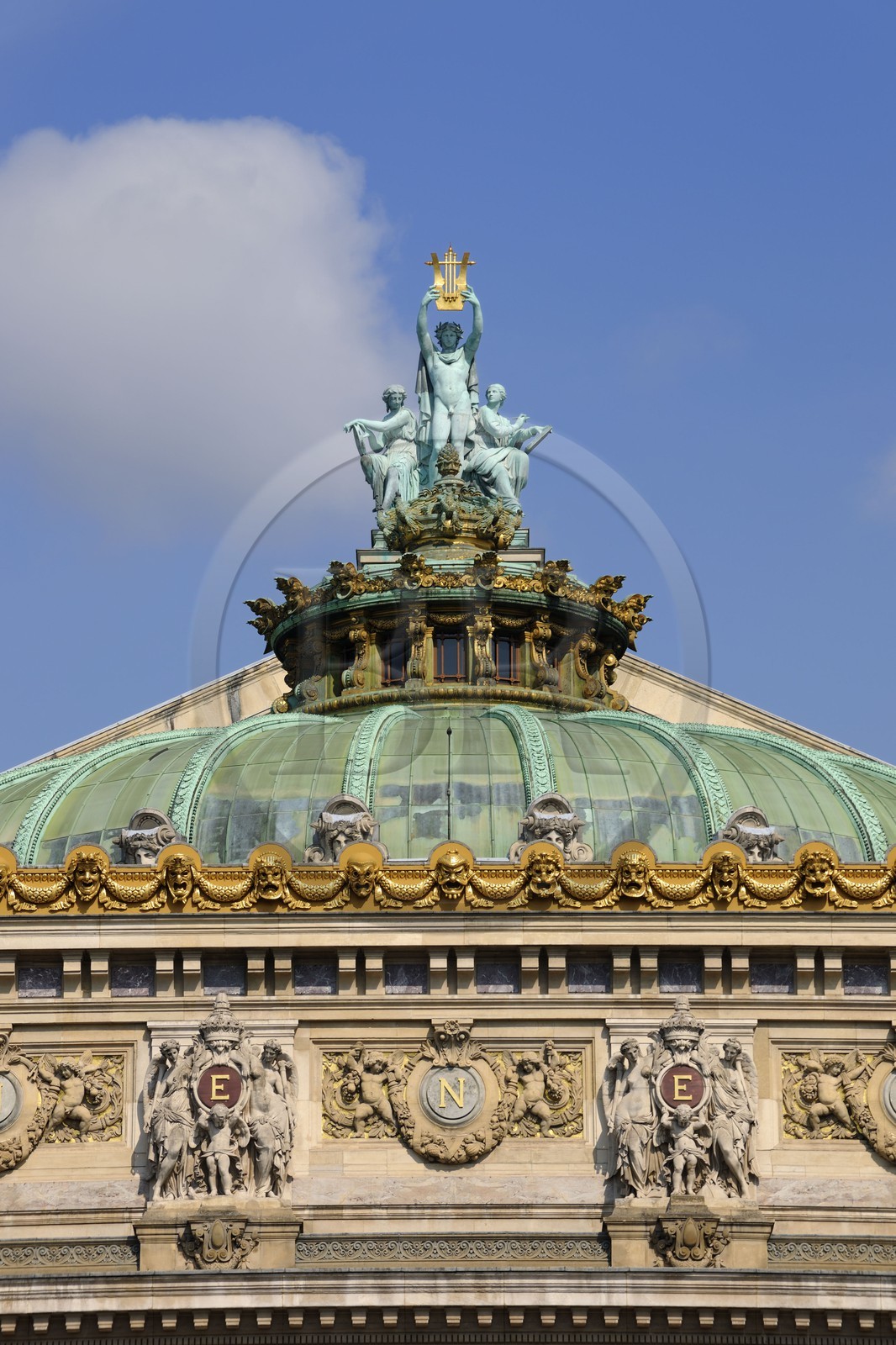 France, Paris (75), l'Opéra Garnier, Apollon, la Poésie et la Musique par Aimé Millet, groupe placé au sommet du dôme de la salle