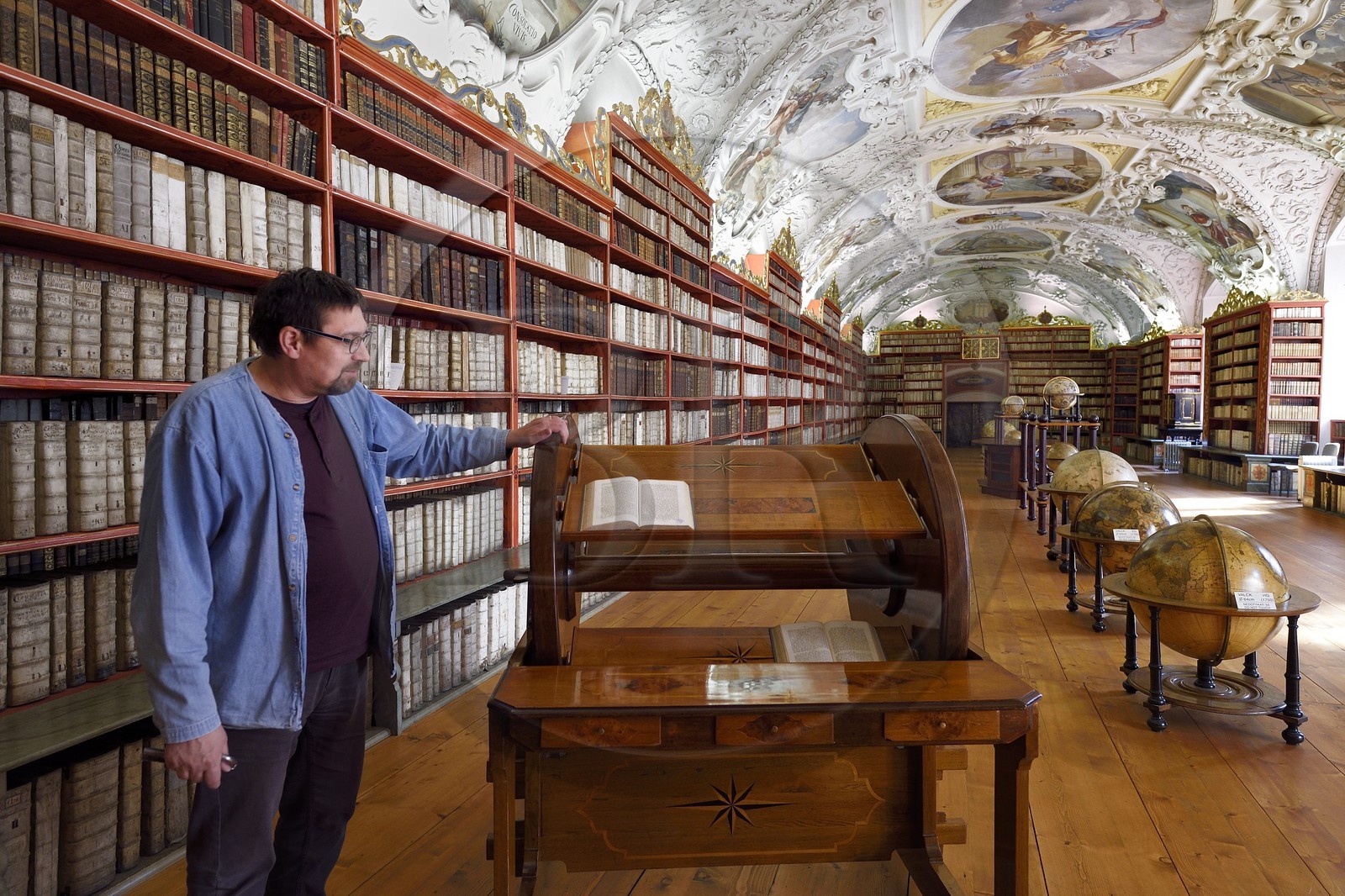 République Tchèque, Prague, centre historique classé Patrimoine Mondial de l'UNESCO, quartier de Strahov, bibliothèque du Monastère de Strahov, le conservateur de la collection de manuscripts Jan Parez dans la salle théologique