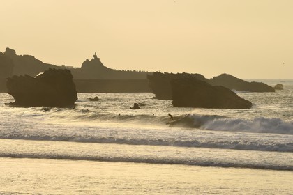 France, Pyrénées-Atlantiques (64), Pays-Basque, Biarritz, surfer à la Grande Plage et le Rocher de la Vierge en arrière plan