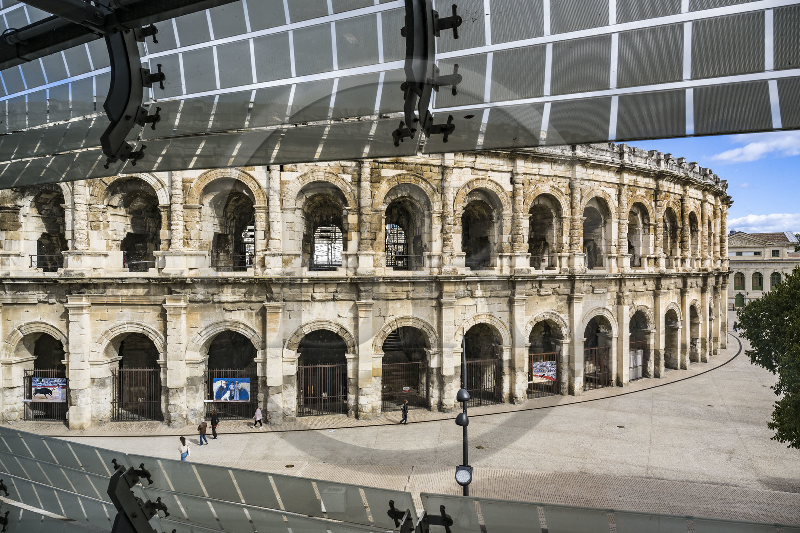 France, Gard (30), Nîmes, Musée de la Romanité de l'architecte Elizabeth de Portzamparc, l'amphithéatre des arènes lui fait face