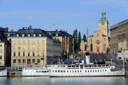 Suède, Stockholm, vue sur la vieille ville dans l'île de Gamla stan (Gamala Stan Riddarholmen) depuis l'île de Skeppsholmen, la cathédrale