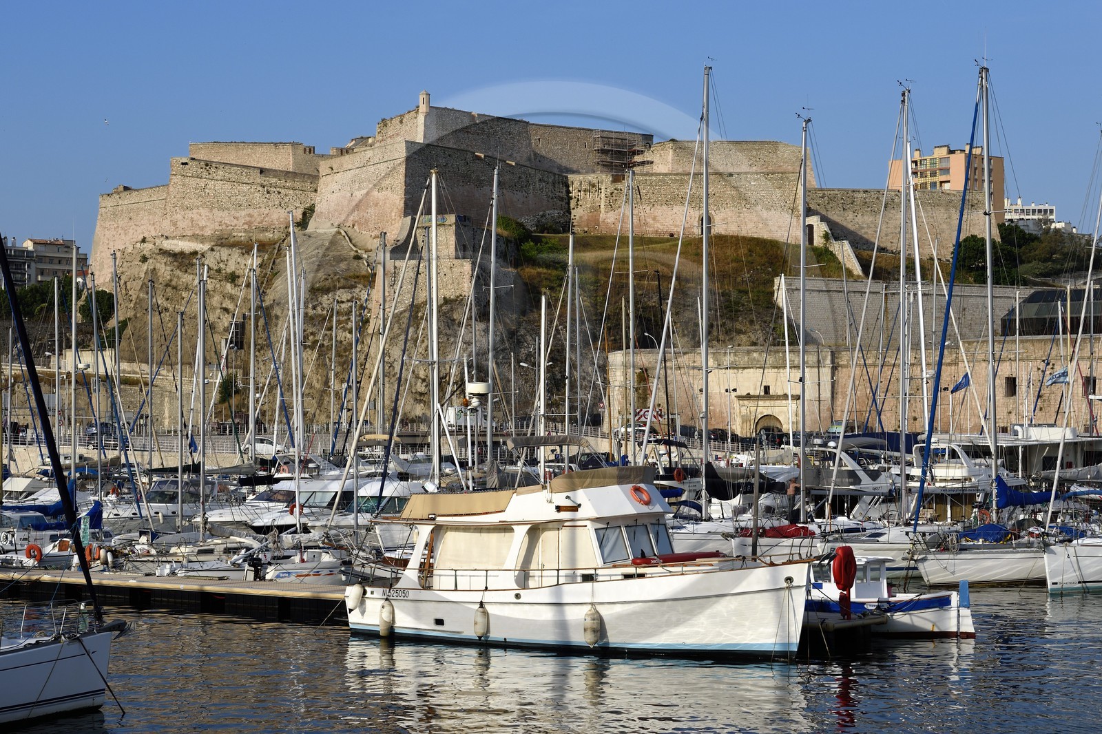 France, Bouches-du-Rhône (13), Marseille, l'entrée du Vieux Port, le Fort Saint-Nicolas en arrière plan