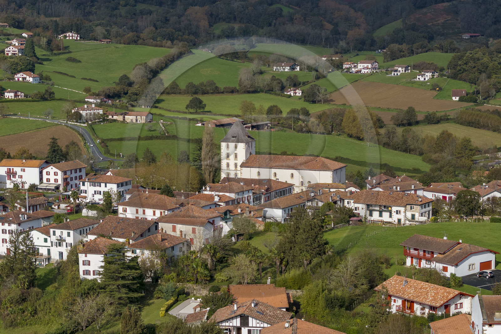 France, Pyrénées-Atlantiques (64), Pays-Basque, Sare, labellisé Les Plus Beaux Villages de France, et l'église fortifiée Saint-Martin (vue aérienne)