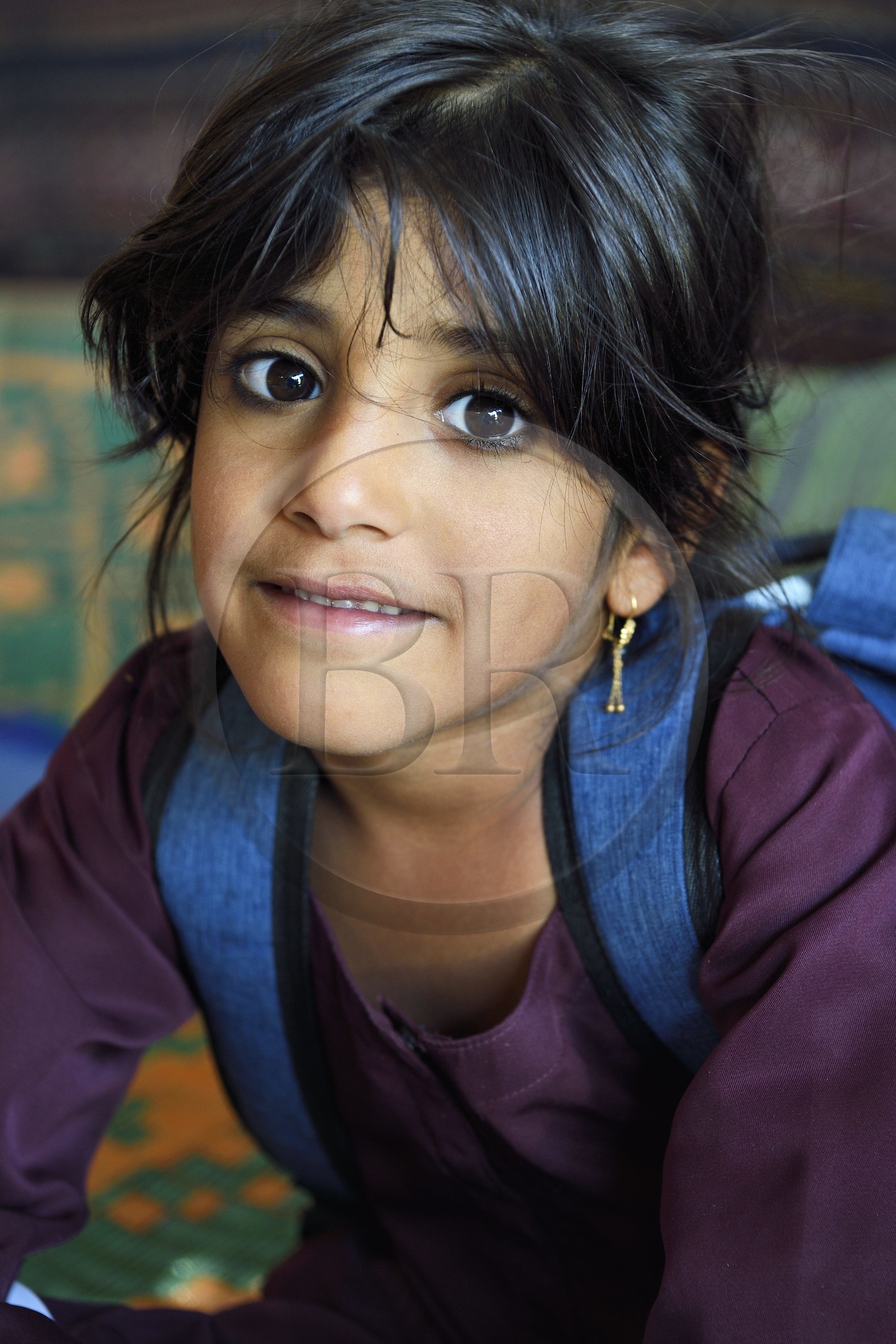 Sultanat d'Oman, gouvernorat de Ash Sharqiyah, désert des Wahiba Sands ou Sharqiya Sands, village bédouin de al-Wasil, famille bédouine al-Badri, Nadjoua qui rentre de l'école