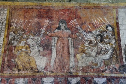 France, Haute-Loire (43), Lavaudieu, labellisé Les Plus Beaux Villages de France, l'église abbatiale de l'Abbaye Saint-André de style roman auvergnat, la Mort Noire, allégorie de la peste qui ravagea la région de 1348 à 1352