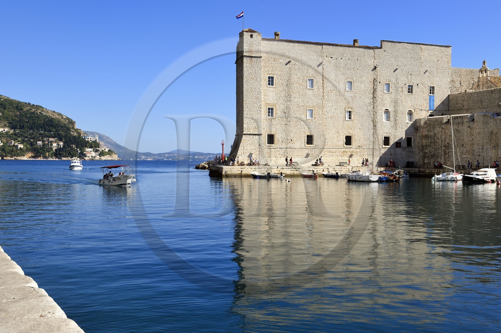 Croatie, Dalmatie, cote dalmate, Dubrovnik, centre historique classé Patrimoine Mondial de l'UNESCO, le vieux-port et le batiment de la Tour Saint Jean