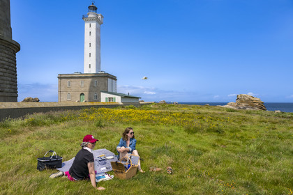 France, Finistère (29), Pays des Abers, Ile Vierge dans l'archipel de Lilia, picnic au pied du phare de l'Ile Vierge, l’ancien phare de 1845 en arrière plan