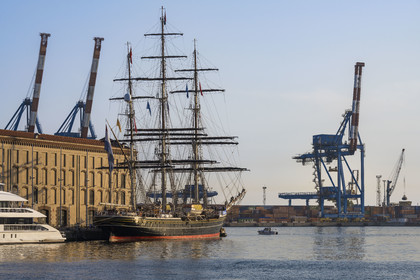 Italie, Ligurie, Gênes, le Porto Antico (Vieux Port), le clipper trois-mats Stad Amsterdam à quai et le port de commerce en arrière plan