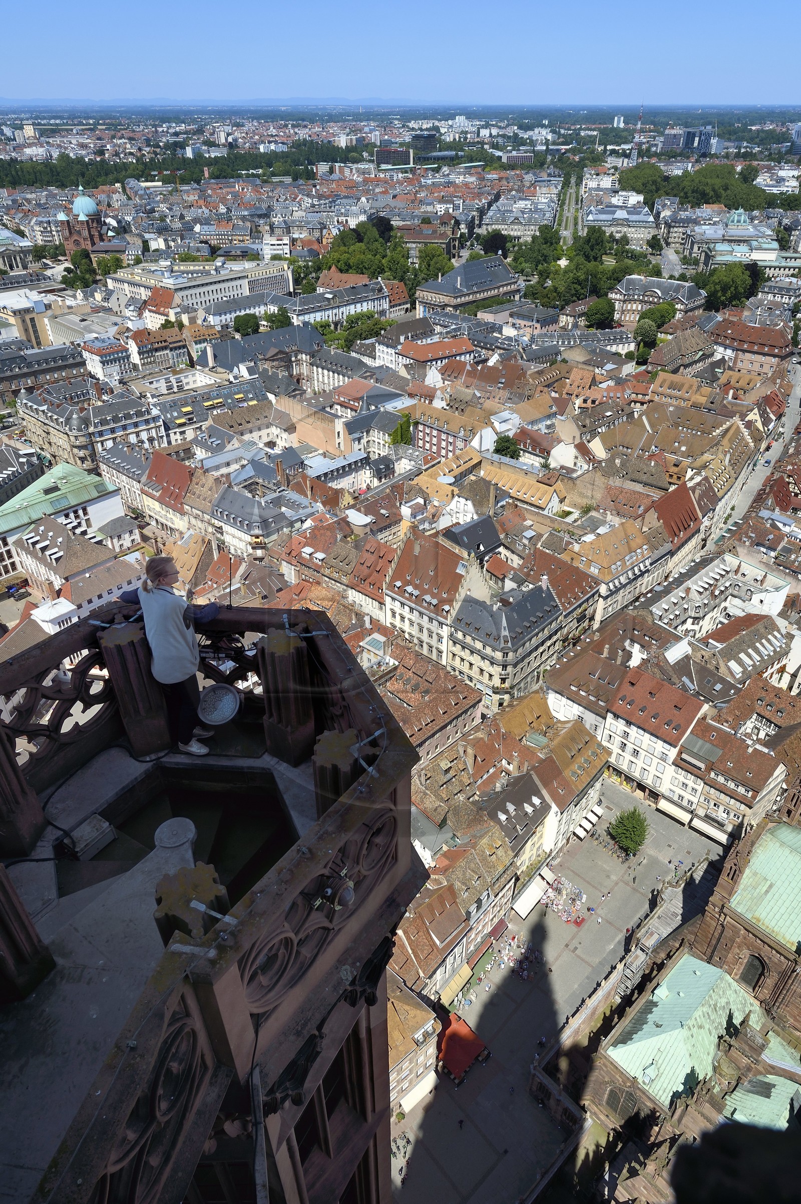France, Bas-Rhin (67), Strasbourg, vieille ville classée au Patrimoine Mondial de l'UNESCO, la cathédrale Notre-Dame, sommet d'un des quatres escaliers à vis appelées les Vier Schnecken (quatre escargots) relié à la tour octogonale par une passerelle, vue au nord et dans l'axe central sur la rue des Juifs et l'avenue de la Paix