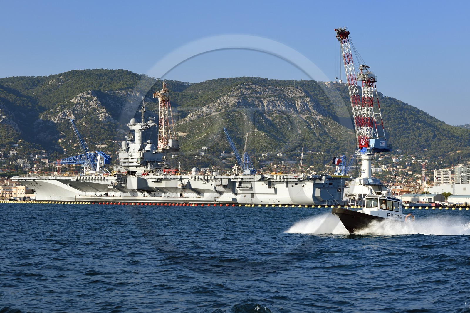France, Var (83), Toulon, la base navale (Arsenal), le porte-avions à propulsion nucléaire Charles de Gaulle en rénovation de mi-vie, bateau de pilote