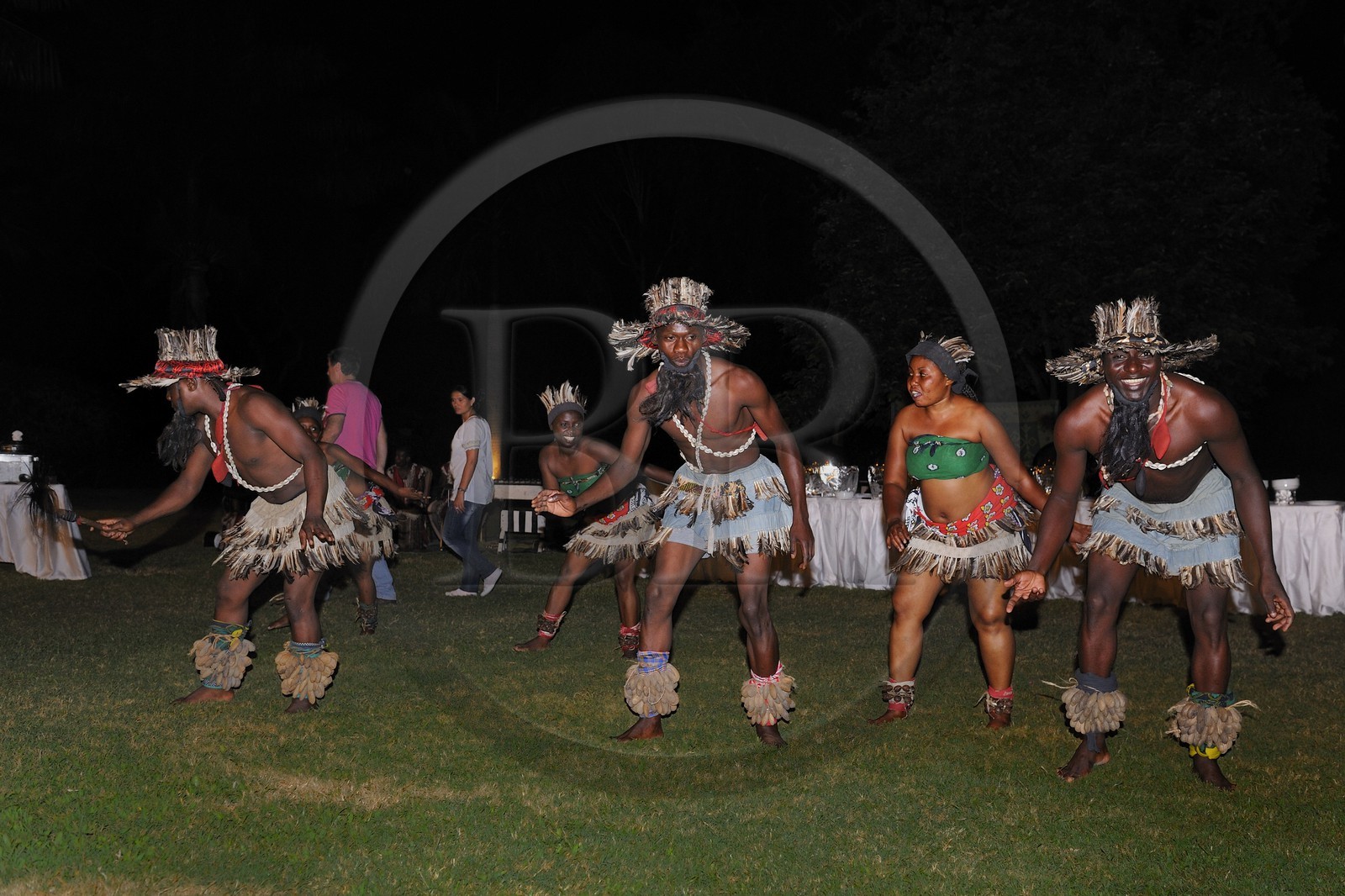 Tanzanie, Dar es-Salaam hôtel Mövenpick, spectacle de danses traditionnelles dans les jardins
