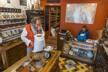 France, Côtes d'Armor (22), Paimpol, Christophe Lemaire du magasin d'épices La Cale Aux Epices rue des Huit Patriotes