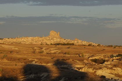 Turquie, Anatolie Centrale, province de Nevsehir, Cappadoce classée Patrimoine Mondial de l'UNESCO, le village d' Uçhisar au lever de soleil Turkey, Central Anatolia, Nevsehir Province, Cappadocia listed as World Heritage by UNESCO, Uchisar village at sunrise