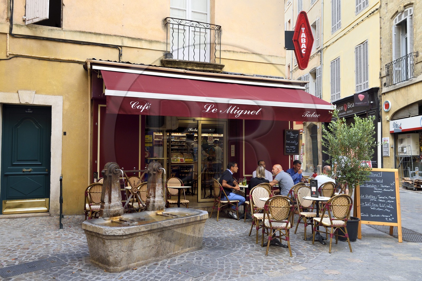 France, Bouches-du-Rhône (13), Aix en Provence, Café-Tabac Le Mignet et fontaine