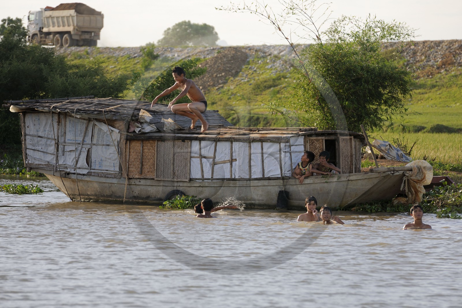 Vietnam, province de Ninh Binh, village insulaire de Kenh Ga, jeux d'eau des enfants