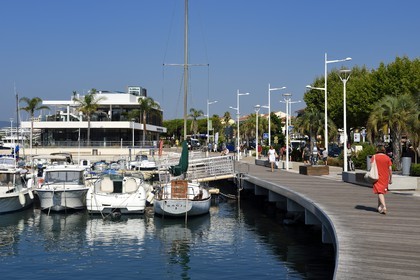 France, Var (83), Saint-Raphaël, le vieux port et le marché des pêcheurs dans le batiment moderne en arrière plan