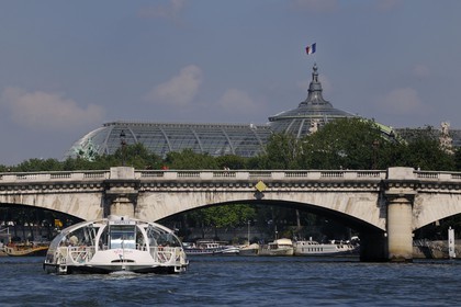France, Paris (75), les rives de la Seine classées Patrimoine Mondiale de l'UNESCO, batobus devant le Pont de la Concorde et le Grand Palais
