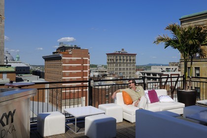 Canada, province de Québec, Montréal, quartier du Vieux-Montréal, le Vieux-Port, café terrasse de l'hotel de la place d'arme