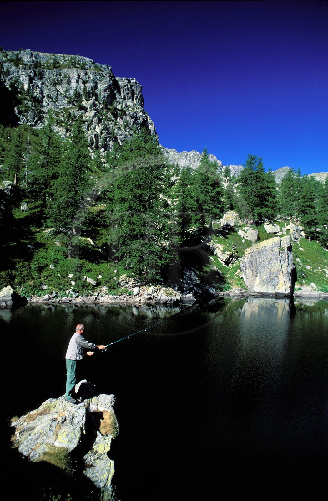 France, Alpes-Maritimes (06), parc national du Mercantour, Vallée des Merveilles vers Fontanalbe, un pêcheur au Lac Vert