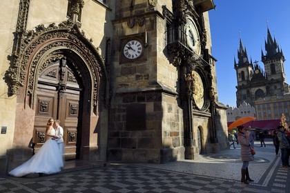 République Tchèque, Prague, centre historique classé Patrimoine Mondial de l'UNESCO, la vieille ville (Stare Mesto), place de la vieille ville (Staromestske namesti), couple de femmes mariées devant l'hotel de ville et l'église Notre-Dame-du-Tyn