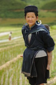Vietnam, province de Lao Cai, région de Sapa, vallée de Ta Phin, femme de la minorité Hmong Noir