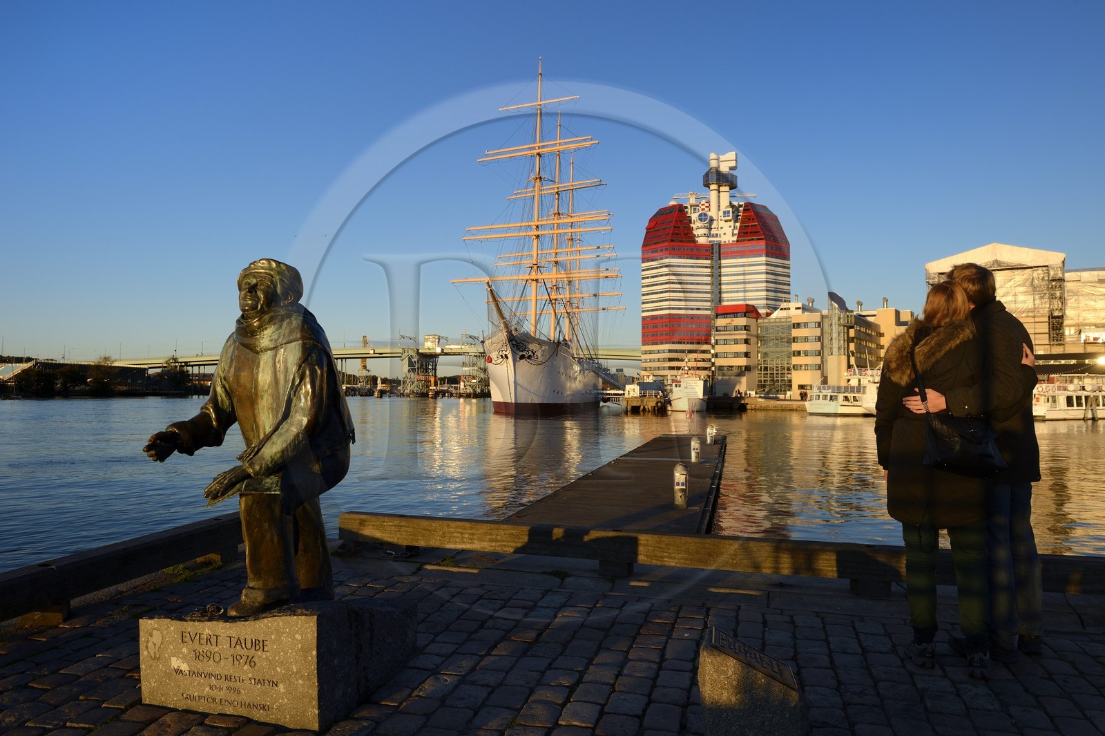 Sweden, Västra Götaland, Göteborg (Gothenburg), the skyscraper Götheborgs-Utkiken and the sailing boat Viking on the Lilla bommens hamm docks