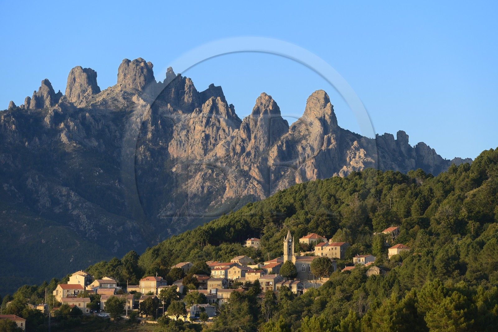 France, Corse-du-Sud (2A), Alta Rocca, le village de Zonza et les Aiguilles de Bavella en arrière plan