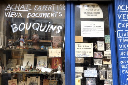 France, Hérault (34), Béziers, place du Coq d'inde, Au Paraverse est une échoppe d’achat-vente de bouquins, gravures, cartes postales, affiches anciennes, philatélie, fond local… C’est aussi certainement l’adresse la plus pittoresque de Béziers