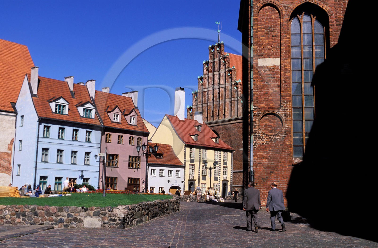 Lettonie (Pays Baltes), Riga, anciens bâtiments d'un couvent (Konventa Seta) du 15ème siècle dans la rue Skarnu Iela et l' église Saint Jean