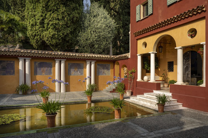 France, Alpes-Maritimes (06), Menton, Domaine des Colombieres, la villa des Colombières est entièrement conçue comme une œuvre d'art par Ferdinand Bac, le patio et son bassin