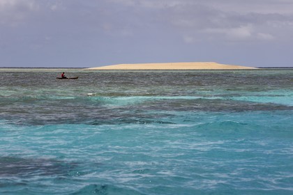 France, Ile de Mayotte, Grande-Terre, M'Tsamoudou, ilot de sable blanc sur le récif de corail dans la lagune face à la pointe Saziley, pecheur en pirogue
