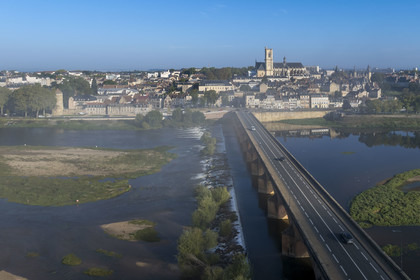 France, Nièvre (58), Nevers, la Loire en aval du Pont de la Loire et la cathédrale Saint-Cyr-et-Sainte-Julitte en arrière plan (vue aérienne)