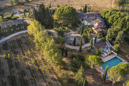France, Var (83), Provence Verte, Bras, vers Saint-Maximin-la-Sainte-Baume, la maison d'hotes Le Peyrourier - une campagne en Provence (vue aérienne)