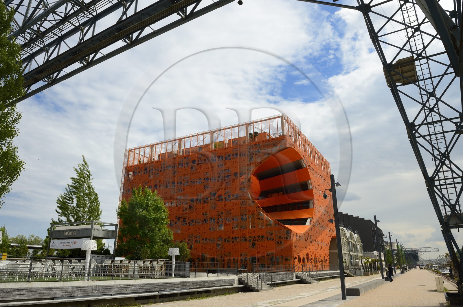 France, Rhône (69), Lyon, nouveau quartier de La Confluence au sud de la Presqu'île, Quai Rambaud, le Cube Orange imaginé par les architectes Dominique Jakob et Brendan MacFarlane
