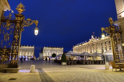 France, Meurthe-et-Moselle (54), Nancy, place Stanislas (ancienne Place Royale) construite par Stanislas Leszczynski, roi de Pologne et dernier duc de Lorraine au XVIIIe siècle, classée Patrimoine Mondial de l'UNESCO, l'Hotel de ville à droite