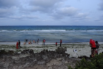 Tanzanie, Dar es-Salaam, il y a encore foule à Coco Beach à la tombée de la nuit le dimanche