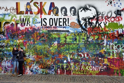 République Tchèque, Prague, centre historique classé Patrimoine Mondial de l'UNESCO, quartier Mala Strana, peinture murale en mémoire de John Lennon, Velkoprevorske Namesti