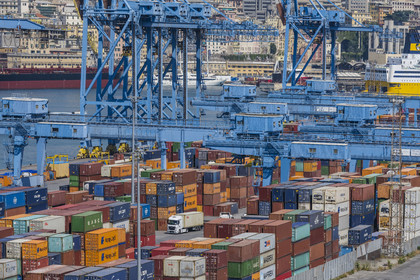 Italie, Ligurie, Gênes, le terminal conteneur du port de commerce et la ville en arrière plan, portiques de manutention