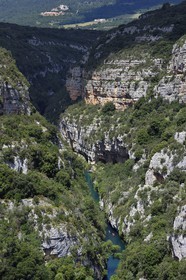 France, Var (83) rive gauche et Alpes-de-Haute-Provence (04) rive droite, Parc Naturel Régional du Verdon, Basses Gorges du Verdon en aval du lac de Sainte Croix, kayaks dans les gorges de Baudinard